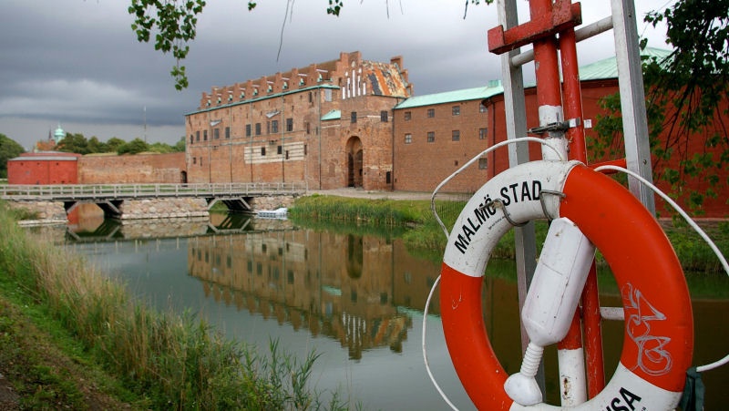 04Moalmoe_gefaengnis.jpg - Früher Gefängnis, heute Museum. Wie der Rettungsring verrät, befindet sich dieses Gebäude in Malmö/Schweden.