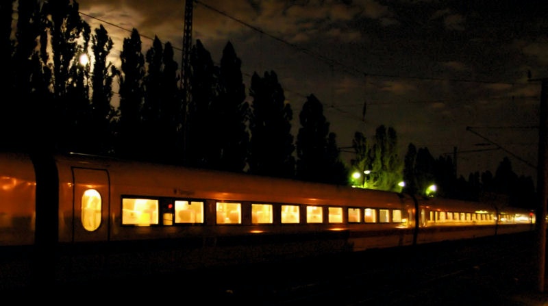 15Zug_Nacht.jpg - Eine Nachtaufnahme unweit von Berlin. In Mondschein gehüllter Zug vor einer Pappelallee.