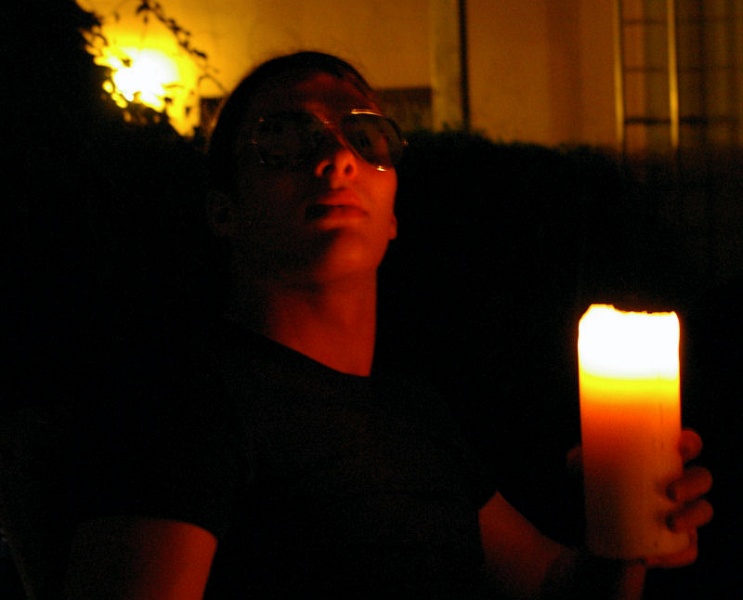 pentax007.jpg - Stefan versucht sich hier mitten in der Nacht als Kerzenständer. Schutzbrille Pflicht! 