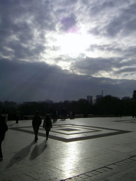 Foto003.jpg - Der Palais de Chaillot wird von der kalte Januarsonne in ein nachdenkliches Licht getaucht.