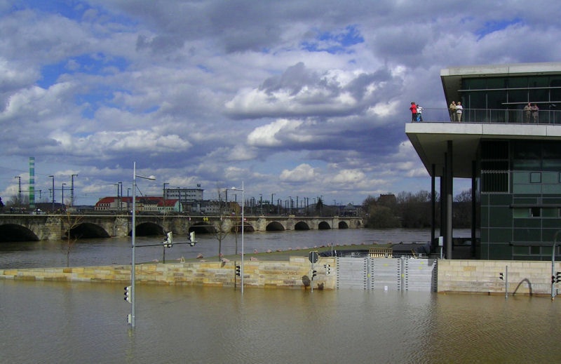 Foto007.JPG - Eine kleine Flut im April 2006. Die Elbe umspült hier die Marienbrücke und das Kongresszentrum. Eine ansehnliche Wolkendecke über Dresden. Und die Beobachter vermitteln ein Gefühl von Weite.