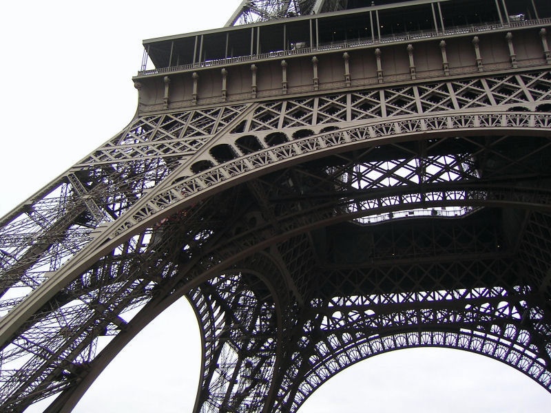 Foto008.jpg - Der Eiffelturm. Im Prinzip nur ein riesiger Haufen Stahl, entfaltet er doch seine ganz eigene Magie.