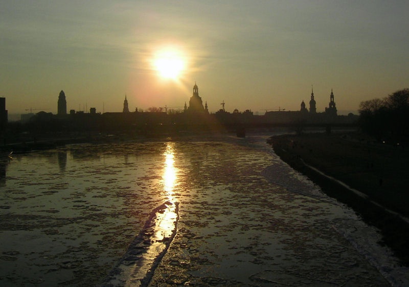 Foto010.jpg - Minus 20 Grad. Eisschollen treiben auf der Elbe, die Sonne senkt sich über der Landeshauptstadt.
