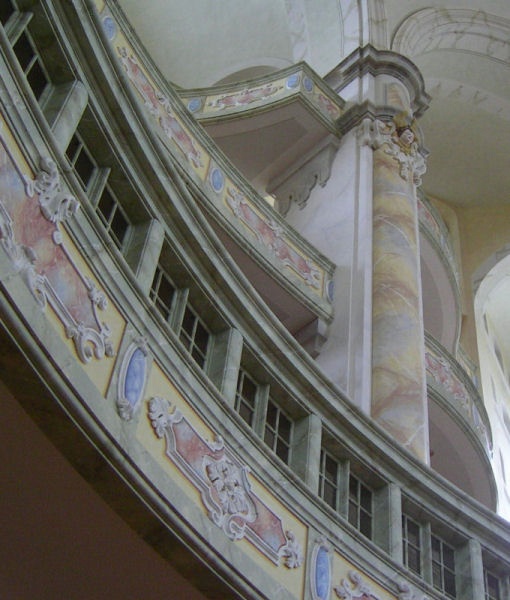 Foto015.JPG - Die frisch wiedereröffnete Frauenkirche präsentiert ihr hellen Innereien.
