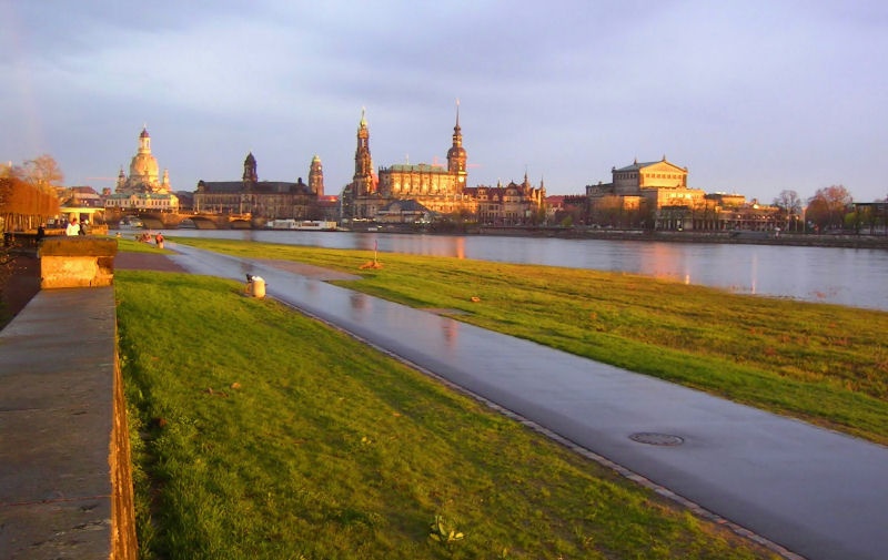 Foto019.jpg - Durch die Nässe ähnelt der Elberadweg sehr stark dem Wasser.