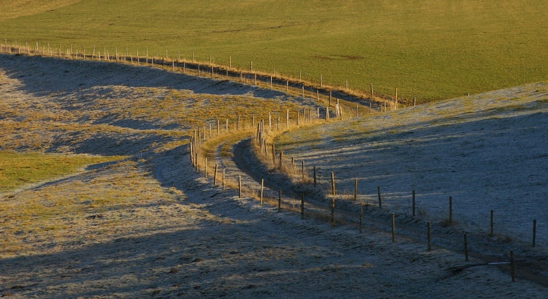 10weg.jpg - Ein romantischer Weg nahe des Erzgebirgischen Pfaffroda. Mit einer sanften Biegung schlängelt sich der Weg malerisch um die Hügel.