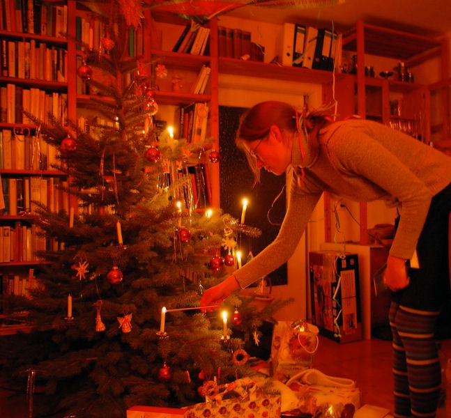 14weihnacht.jpg - So wurde Weihnachten eher rot als weiß. Aber dennoch gemütlich. Dafür sorgten nicht nur die Kerzen, die Helene hier anzündet.