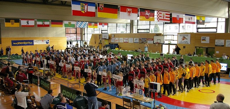 DM_OlbernhauFreitag25.jpg - Doch dann begann erstmal die Eröffnungszeremonie. 140 Jugendliche aus dem gesamten Bundesgebiet wollten sich in zehn Gewichtsklassen um die Medaillen bemühen.