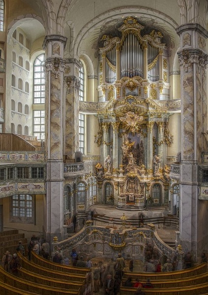 orgelFrauenkirche.jpg - Auch dies ist ein HDR-Foto. Aufgenommen wurden drei Einzelbilder mit der Hand in der Dresdener Frauenkirche.