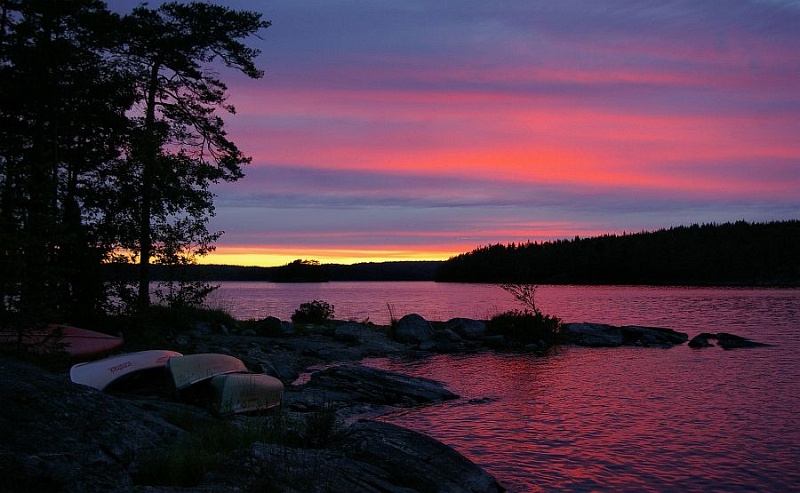 pinkPause.jpg - Und wieder nach Schweden: Da wir recht weit nördlich gewesen sind, dauerte der Sonnenuntergang stundenlang und wurde immer schöner. Auch wenn ich kein Freund von Rosa bin ;)